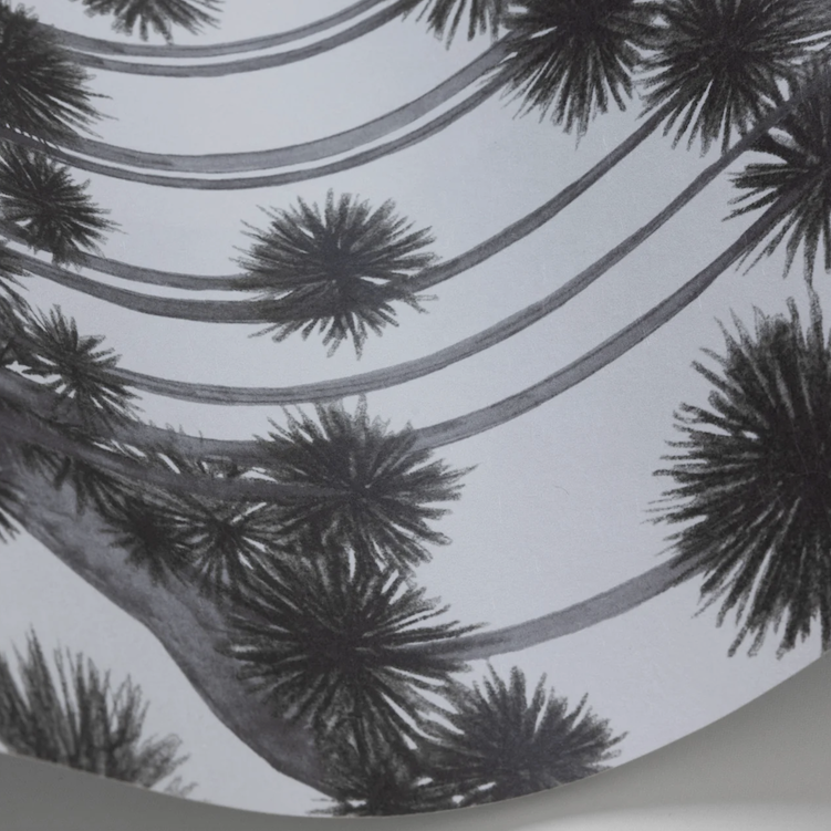 Detail van het Cole and Son Japanese Woods behang met sierlijke, zwart-witte boomtoppen en gebogen boomstammen.