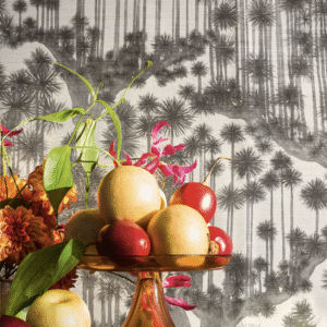 Stilleven met exotisch fruit en bloemen voor een Cole & Son Japanese Woods Grasscloth behang met palmboommotief.
