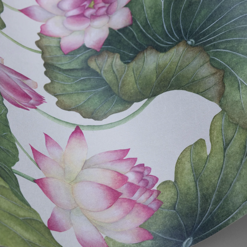 Detail van het behang Cole and Son Lily Lotus met roze lotusbloemen en grote groene bladeren op een lichtgrijze achtergrond.