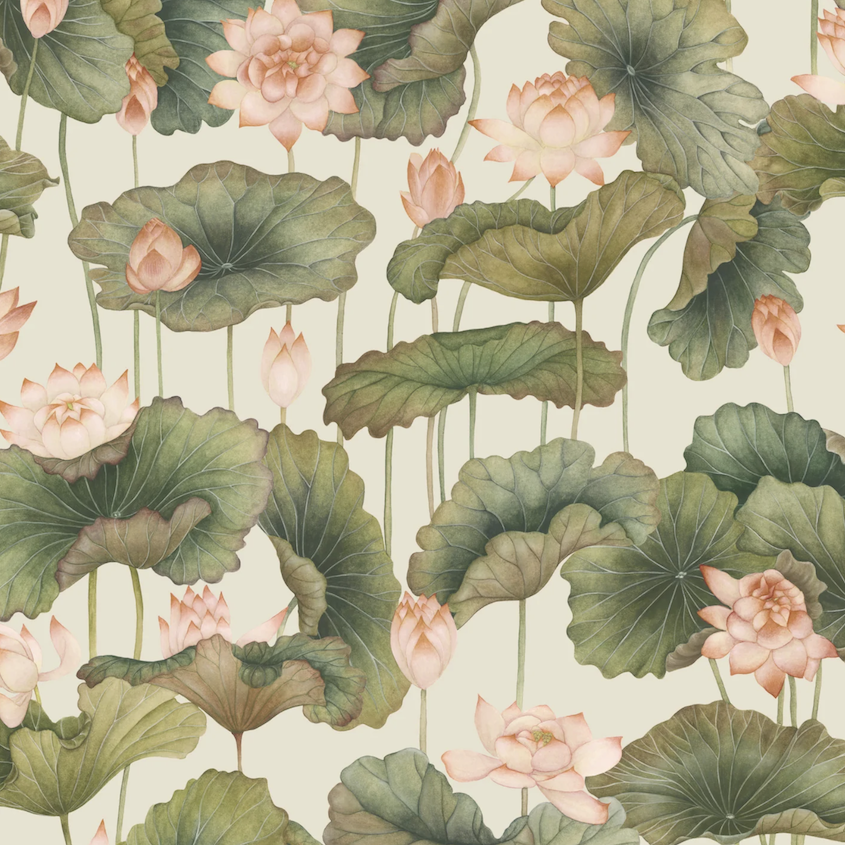 Patroon met roze lotusbloemen en grote groene bladeren op een lichte achtergrond, uit de Cole & Son Lily Lotus collectie.