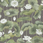 Behangpatroon met witte lotus bloemen en grote groene bladeren op een donkergrijze achtergrond.