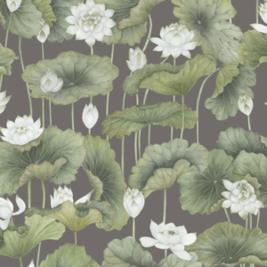Behangpatroon met witte lotus bloemen en grote groene bladeren op een donkergrijze achtergrond.