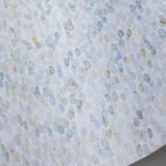 Detail van het Cole and Son Meditation Stone behang met een patroon van zachte, geschilderde pastelkleurige stippen.