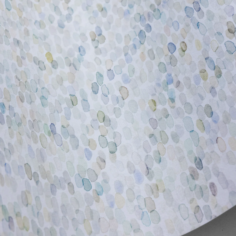 Detail van het Cole and Son Meditation Stone behang met een patroon van zachte, geschilderde pastelkleurige stippen.