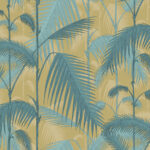 Behangpatroon Cole and Son Palm Jungle met blauwe palmbladeren op een okergele achtergrond.