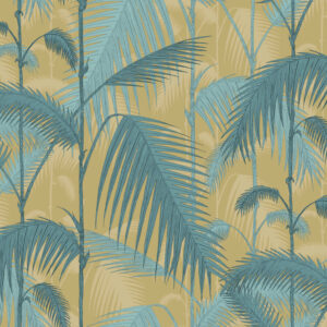 Behangpatroon Cole and Son Palm Jungle met blauwe palmbladeren op een okergele achtergrond.