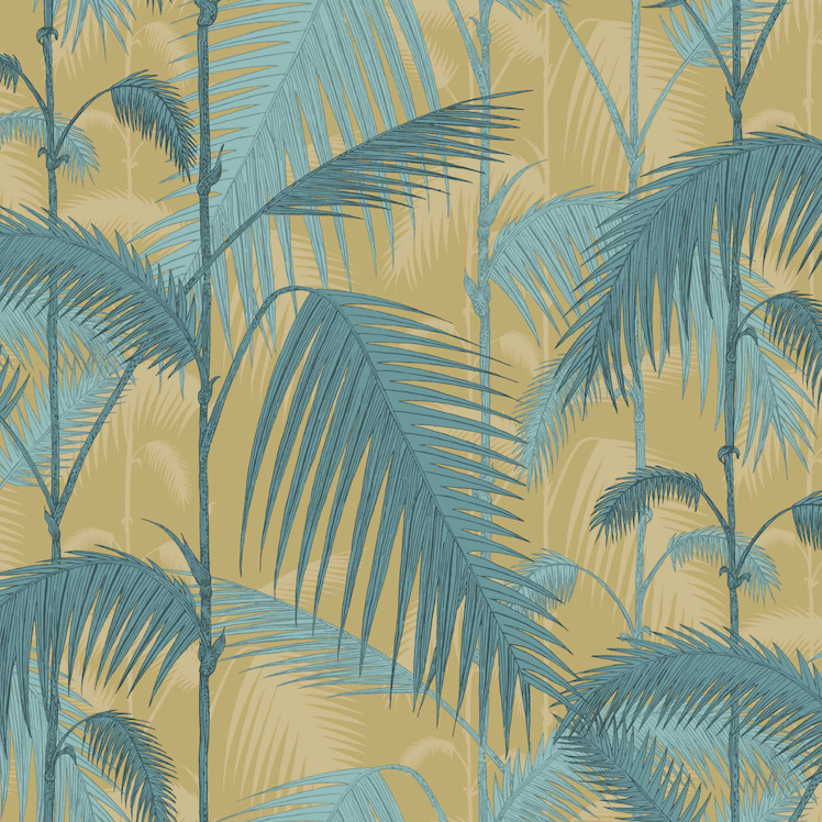 Behangpatroon Cole and Son Palm Jungle met blauwe palmbladeren op een okergele achtergrond.