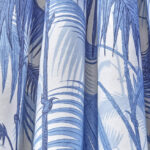Blauw-witte stof met het palmbladpatroon Palm Jungle van Cole and Son.