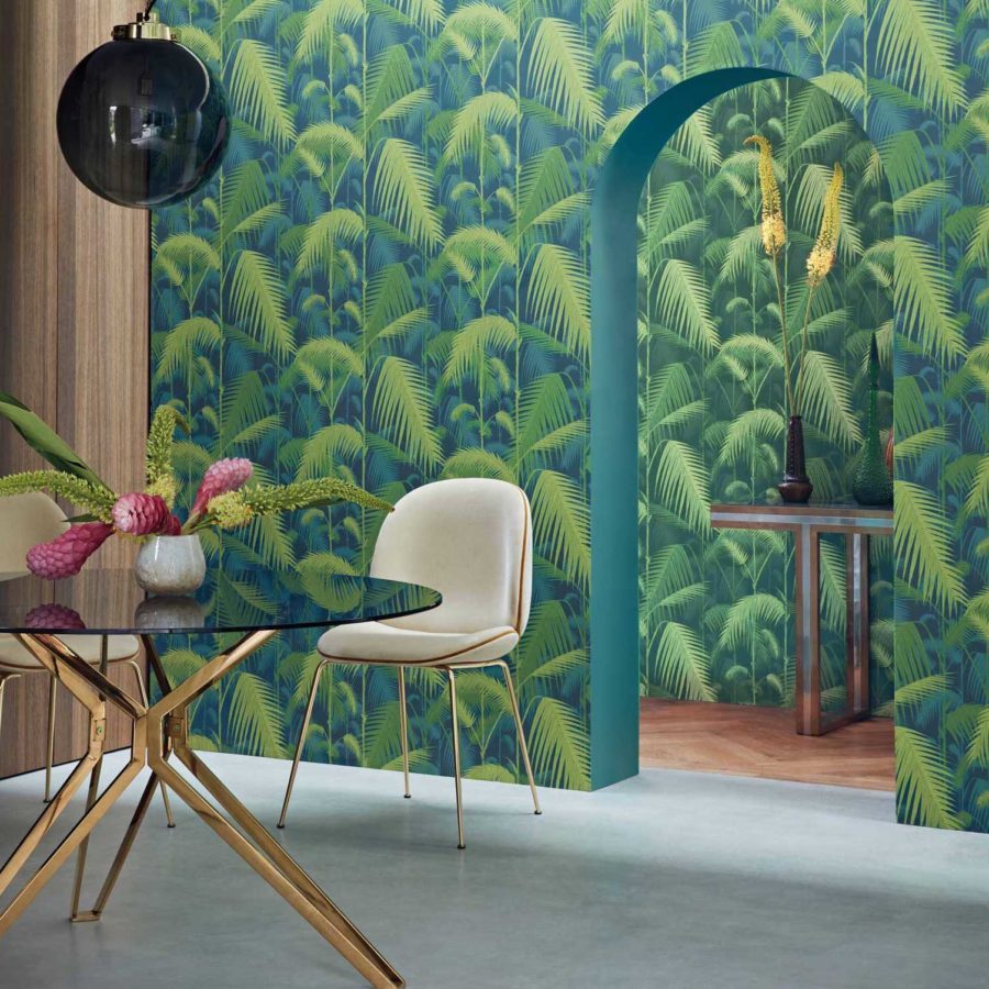Interieur met Cole and Son Palm Jungle behang, moderne meubels en tropische accenten.