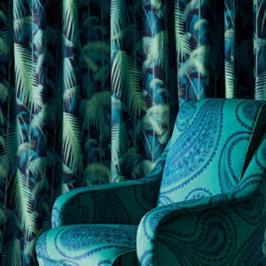 Turquoise fauteuil met paisley-patroon voor gordijnen met het Cole and Son Palm Jungle motief.