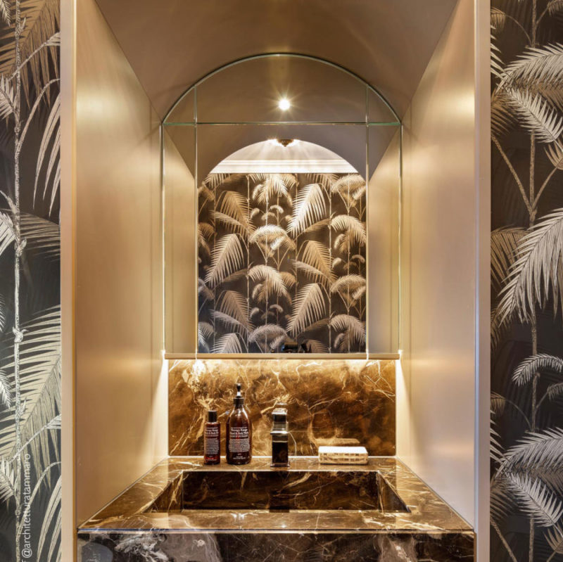 Luxe toiletruimte met marmeren wastafel en Cole and Son Palm Jungle-behang in zwart en wit.