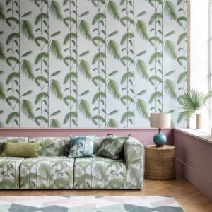 Woonkamer met een Cole and Son Palm Leaves-behang en bijpassende bank met palmbladmotief.