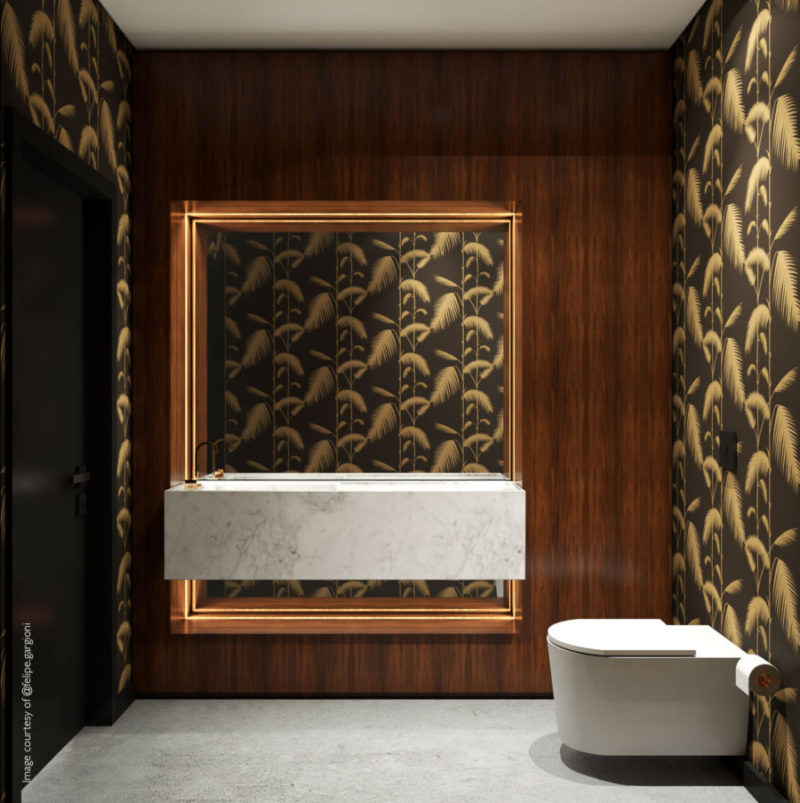 Luxe badkamer met Cole & Son Palm Leaves-behang in goud op zwarte achtergrond en marmeren wastafel.