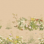 Illustratie van een sierlijk bloemenperk met kleurrijke bloemen en vlinders op een beige achtergrond uit het Cole and Son Scenic Flora Gilded behang.
