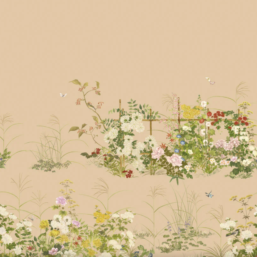 Illustratie van een sierlijk bloemenperk met kleurrijke bloemen en vlinders op een beige achtergrond uit het Cole and Son Scenic Flora Gilded behang.