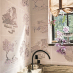 Sfeervolle badkamer met Cole and Son Tile Toile behang met Aziatische landschappen in zachte tinten, een marmeren wastafel en een raam met orchideeën.