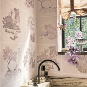 Sfeervolle badkamer met Cole and Son Tile Toile behang met Aziatische landschappen in zachte tinten, een marmeren wastafel en een raam met orchideeën.