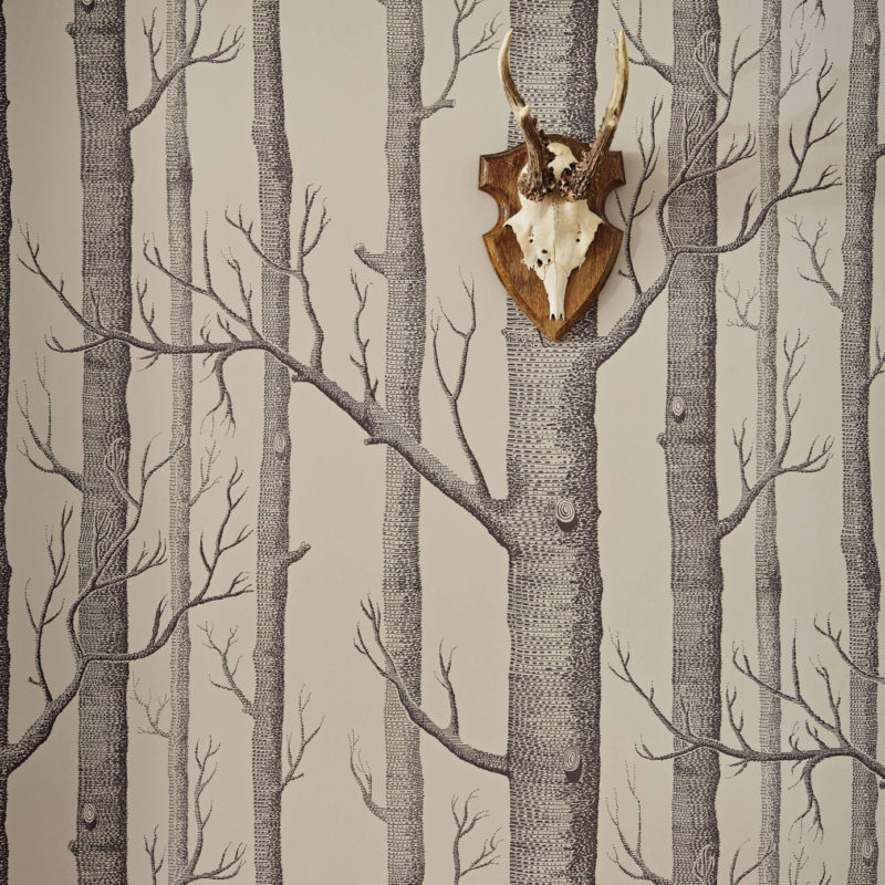 Behang met een zwart-wit boompatroon uit de Cole and Son Woods Icons-collectie, met een schedel met hoorns aan de muur.
