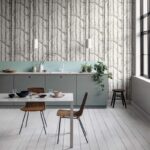Moderne keuken met lichtgroene kasten, een witte eettafel en een opvallend Cole and Son 'Woods' boompatroonbehang.