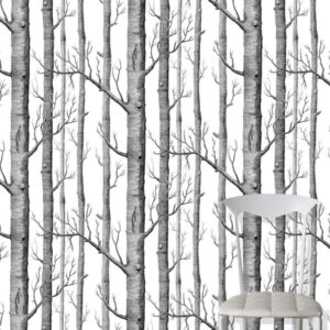 Behang met zwart-wit boomstamdesign uit de Cole and Son Woods-collectie met een witte stoel op de voorgrond.