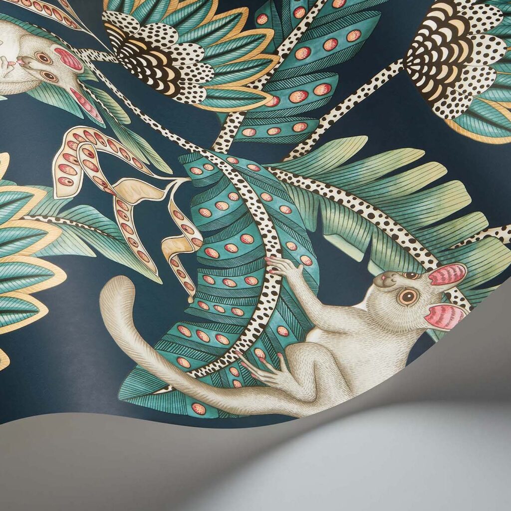 Decoratief behang van Cole and Son uit de Ardmore Jabula collectie met een Bush Baby te midden van kleurrijke bladeren en bloemen.