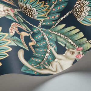 Decoratief behang van Cole and Son uit de Ardmore Jabula collectie met een Bush Baby te midden van kleurrijke bladeren en bloemen.