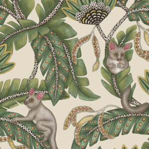 Illustratief behangpatroon met bush baby’s tussen gedetailleerde groene bladeren en decoratieve bloemen.