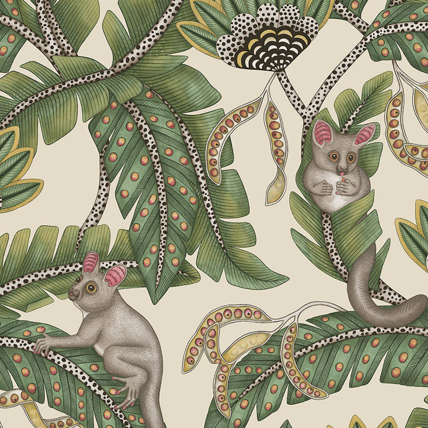 Illustratief behangpatroon met bush baby’s tussen gedetailleerde groene bladeren en decoratieve bloemen.