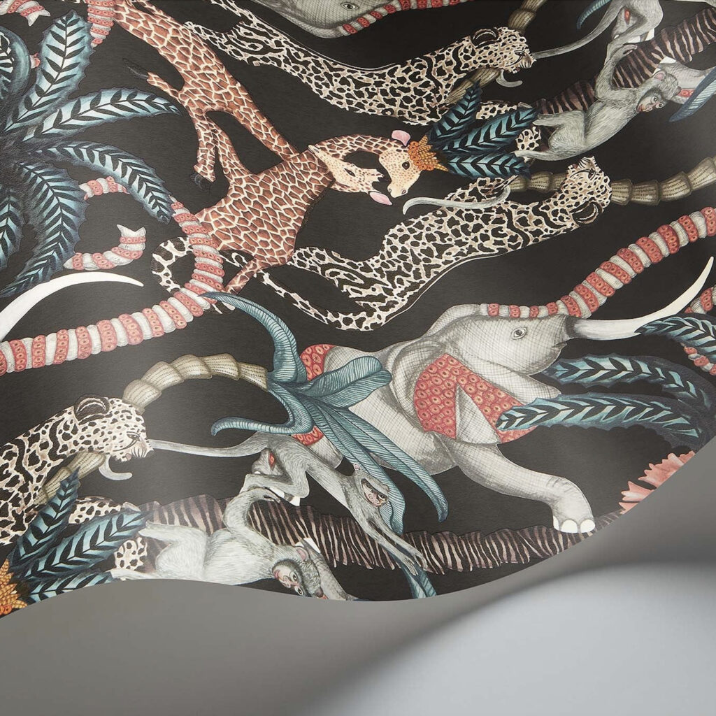 Detail van het Cole and Son behang Ardmore Jabula met fantasierijke safari-dieren zoals olifanten, giraffen en luipaarden op een donkere achtergrond.