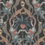 Decoratief behang met een Safari Totem-patroon van giraffen, olifanten, apen, luipaarden en palmbomen op een donkere achtergrond.