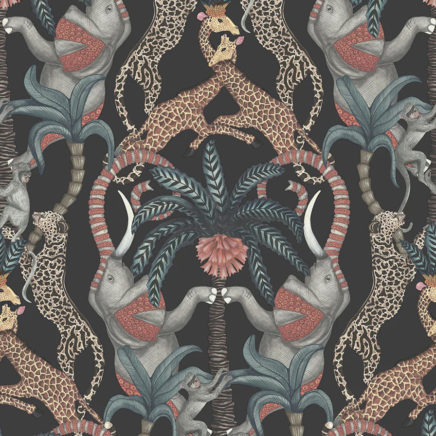 Decoratief behang met een Safari Totem-patroon van giraffen, olifanten, apen, luipaarden en palmbomen op een donkere achtergrond.