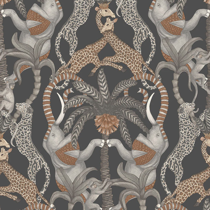 Decoratief behang met een herhalend patroon van Afrikaanse dieren zoals olifanten, giraffen, apen en luipaarden rond palmbomen in aardetinten.