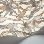 Gedetailleerde afbeelding van het Cole and Son Ardmore Jabula Safari Totem behang met illustraties van exotische dieren en tropische planten.