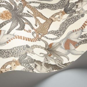 Gedetailleerde afbeelding van het Cole and Son Ardmore Jabula Safari Totem behang met illustraties van exotische dieren en tropische planten.