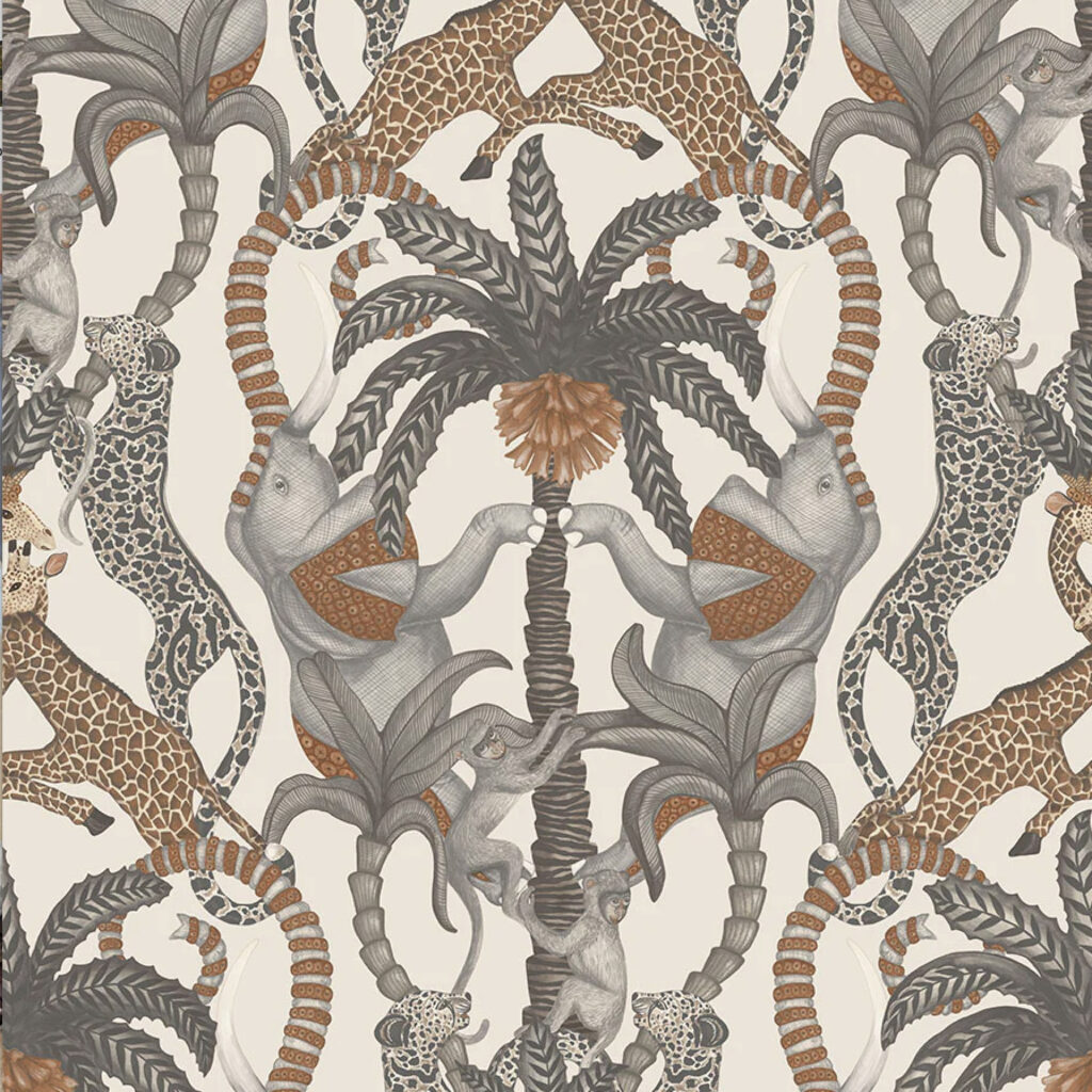 Decoratief behangpatroon uit de Cole and Son Ardmore Jabula Safari Totem collectie met olifanten, giraffen, luipaarden, apen en palmbomen in aardetinten.