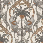 Decoratief behangpatroon uit de Cole and Son Ardmore Jabula Safari Totem collectie met olifanten, giraffen, luipaarden, apen en palmbomen in aardetinten.