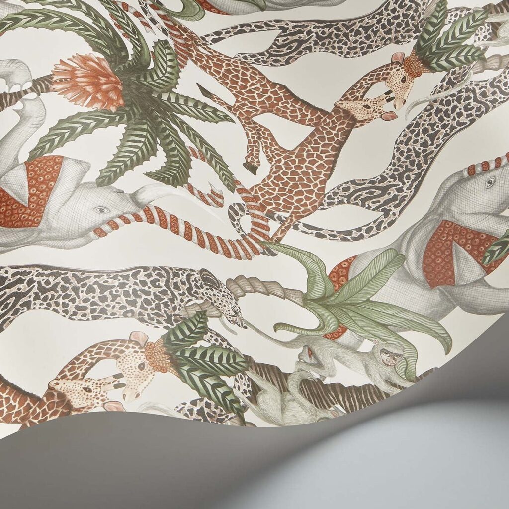 Detail van het Cole & Son Ardmore Jabula Safari Totem behang met illustratieve dieren en tropische planten in warme aardetinten.
