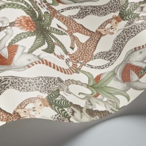 Detail van het Cole & Son Ardmore Jabula Safari Totem behang met illustratieve dieren en tropische planten in warme aardetinten.