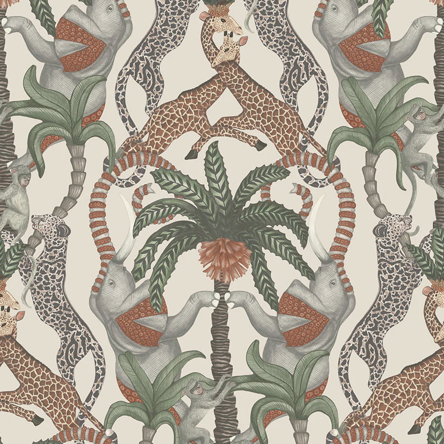 Decoratief Cole and Son Ardmore Jabula Safari Totem behang met giraffen, olifanten, apen, luipaarden en palmbomen in symmetrisch patroon.