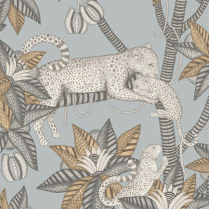 Decoratief Cole and Son Ardmore Jabula 119/3012 Satara behang met luipaarden en gestileerde bladeren in zachte aardetinten.