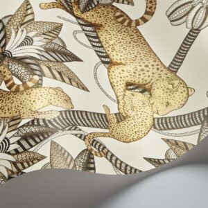 Detail van het Cole and Son Ardmore Jabula Satara behang met illustraties van luipaarden en gestileerde tropische bladeren in bruin- en goudtinten.