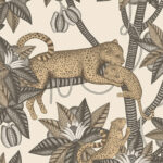 Behangpatroon van Cole and Son met luipaarden en tropische bladeren in aardetinten uit de Ardmore Jabula Satara-collectie.