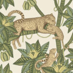 Illustratief behangpatroon uit de Cole and Son Ardmore Jabula collectie met luipaarden tussen groene tropische bladeren.