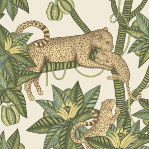 Illustratief behangpatroon uit de Cole and Son Ardmore Jabula collectie met luipaarden tussen groene tropische bladeren.