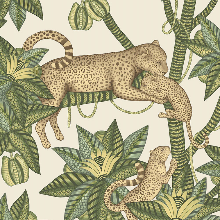 Illustratief behangpatroon uit de Cole and Son Ardmore Jabula collectie met luipaarden tussen groene tropische bladeren.