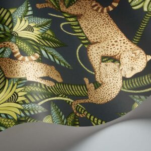 Detail van het Cole and Son Ardmore Jabula Satara behang met luipaarden tussen weelderige groene bladeren.