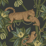 Illustratief behangontwerp van Cole & Son met luipaarden en weelderige tropische planten in aardetinten op een donkere achtergrond.