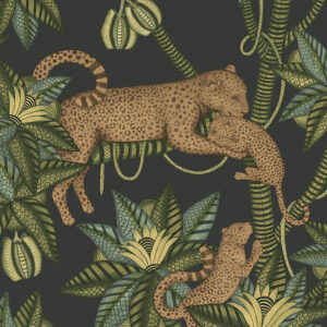 Illustratief behangontwerp van Cole & Son met luipaarden en weelderige tropische planten in aardetinten op een donkere achtergrond.