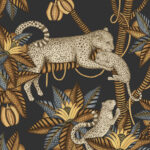 Illustratief Cole and Son Ardmore Jabula Satara behang met luipaarden te midden van sierlijke bladeren in goud-, blauw- en bruintinten.