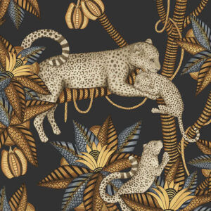 Illustratief Cole and Son Ardmore Jabula Satara behang met luipaarden te midden van sierlijke bladeren in goud-, blauw- en bruintinten.